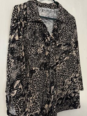 XL Women’s Blk & Cream Animal Print Button-Up Blouse
